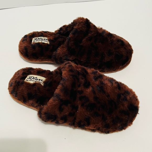 Dluxe by dearfoams brown leopard print slippers size 7-8 - Picture 2 of 10